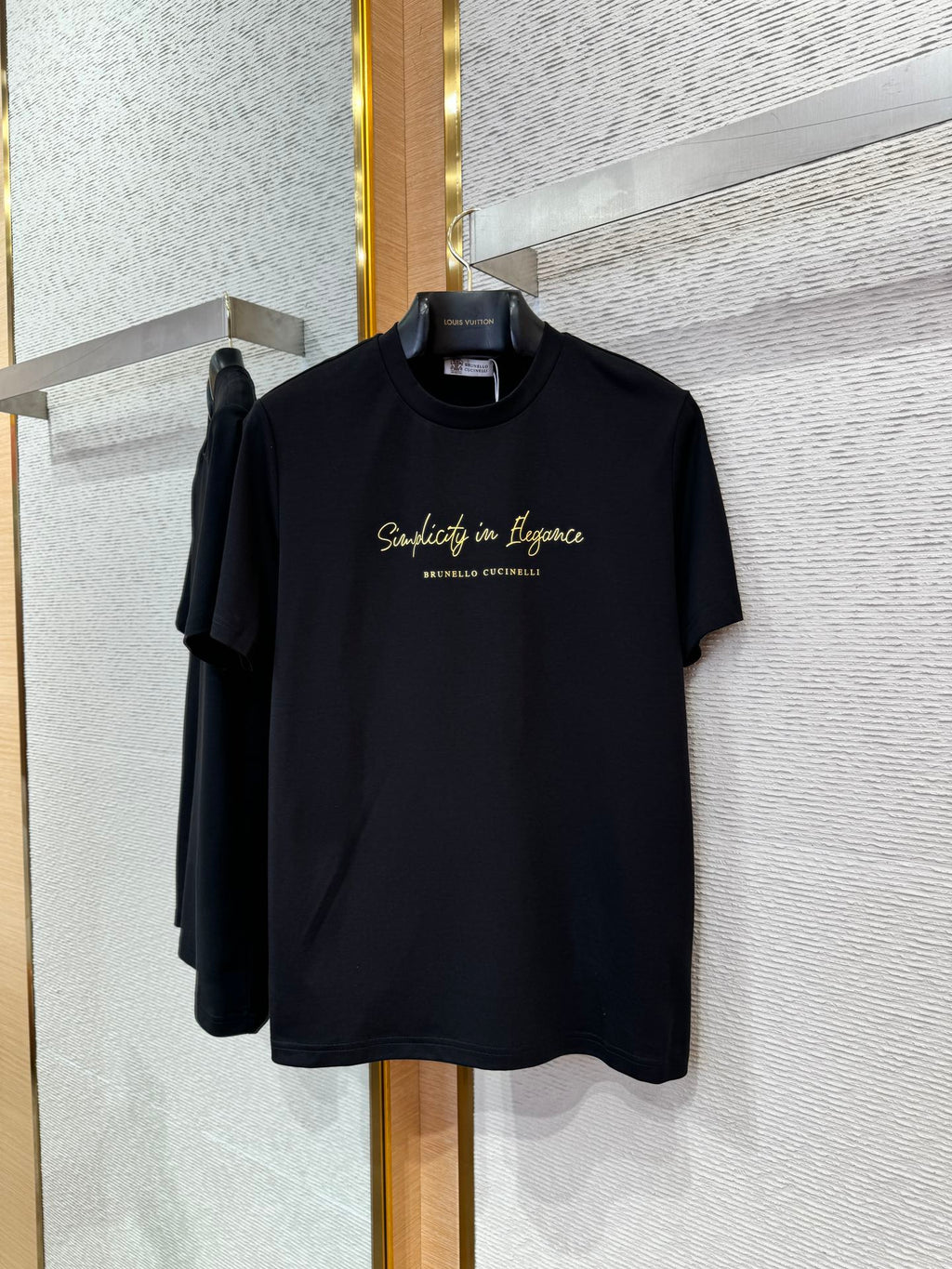 Brunello Cucinelli Schwarzes T-Shirt aus Baumwolle mit goldfarbenem Schriftzug