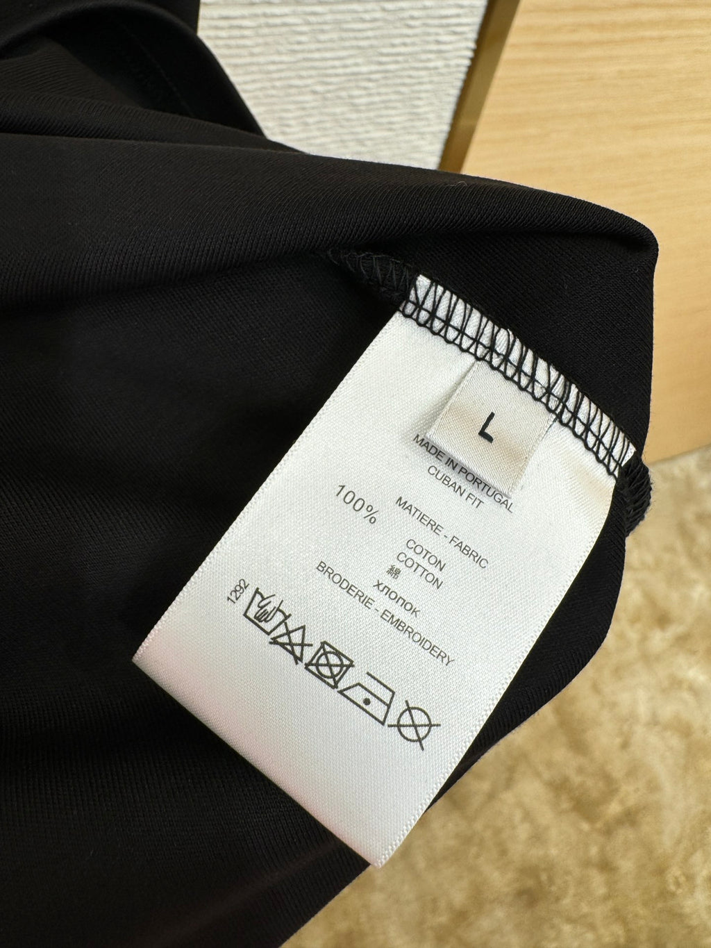 Brunello Cucinelli Schwarzes T-Shirt aus Baumwolle mit goldfarbenem Schriftzug