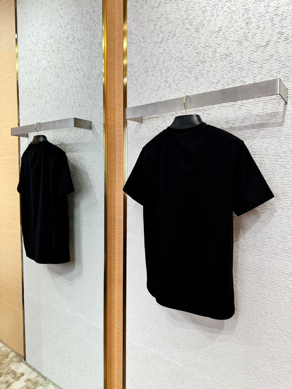 Brunello Cucinelli Schwarzes T-Shirt aus Baumwolle mit goldfarbenem Schriftzug