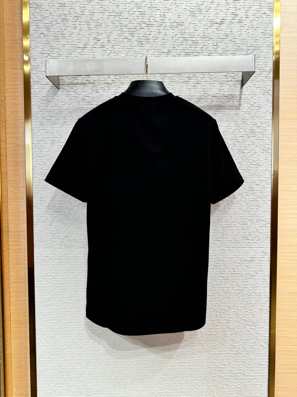 Brunello Cucinelli Schwarzes T-Shirt aus Baumwolle mit goldfarbenem Schriftzug