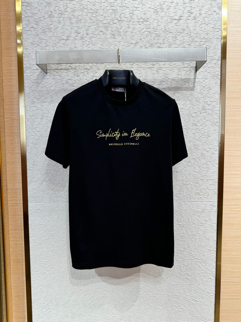 Brunello Cucinelli Schwarzes T-Shirt aus Baumwolle mit goldfarbenem Schriftzug