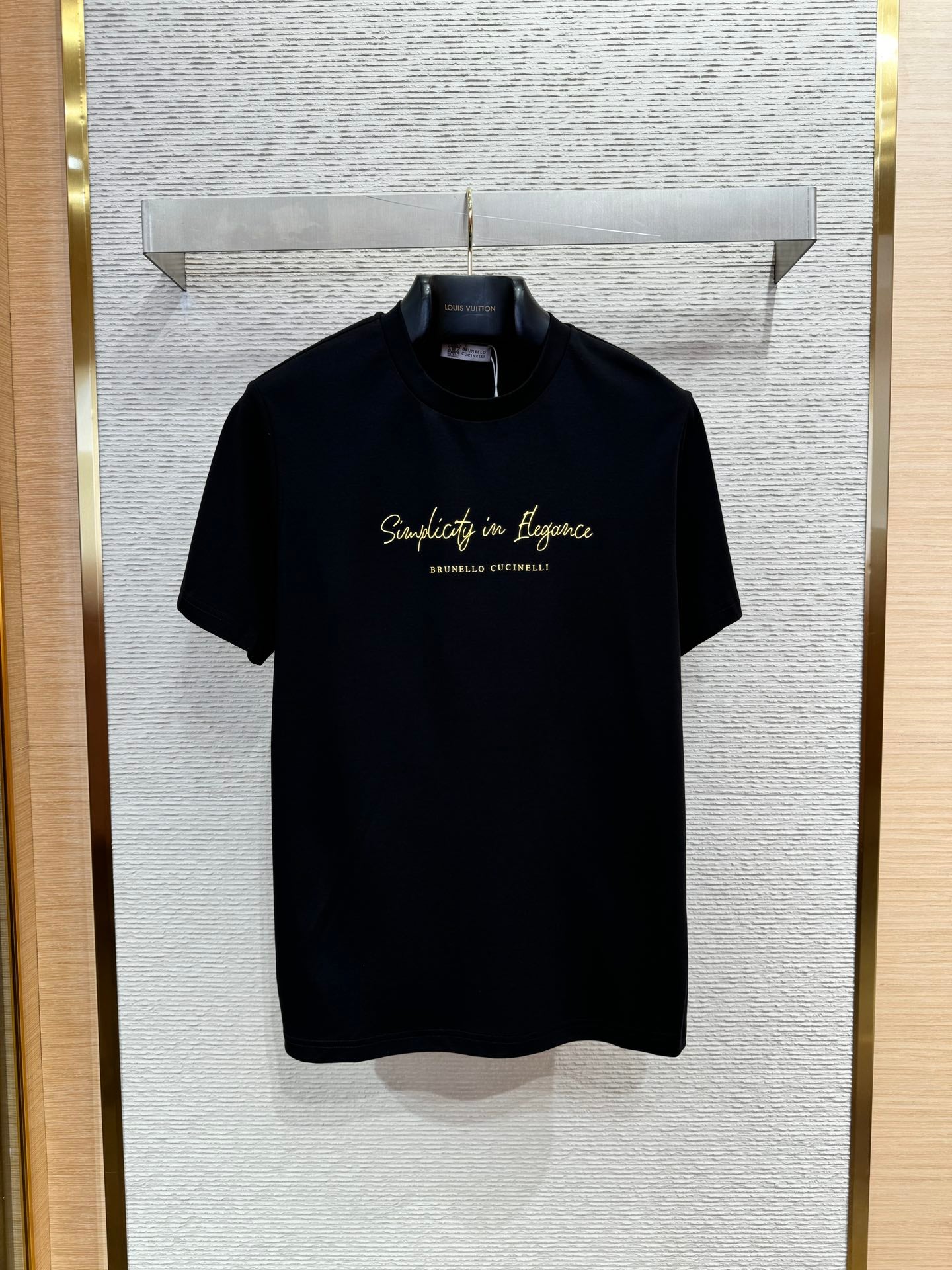 Brunello Cucinelli Schwarzes T-Shirt aus Baumwolle mit goldfarbenem Schriftzug