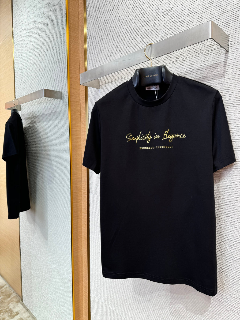 Brunello Cucinelli Schwarzes T-Shirt aus Baumwolle mit goldfarbenem Schriftzug