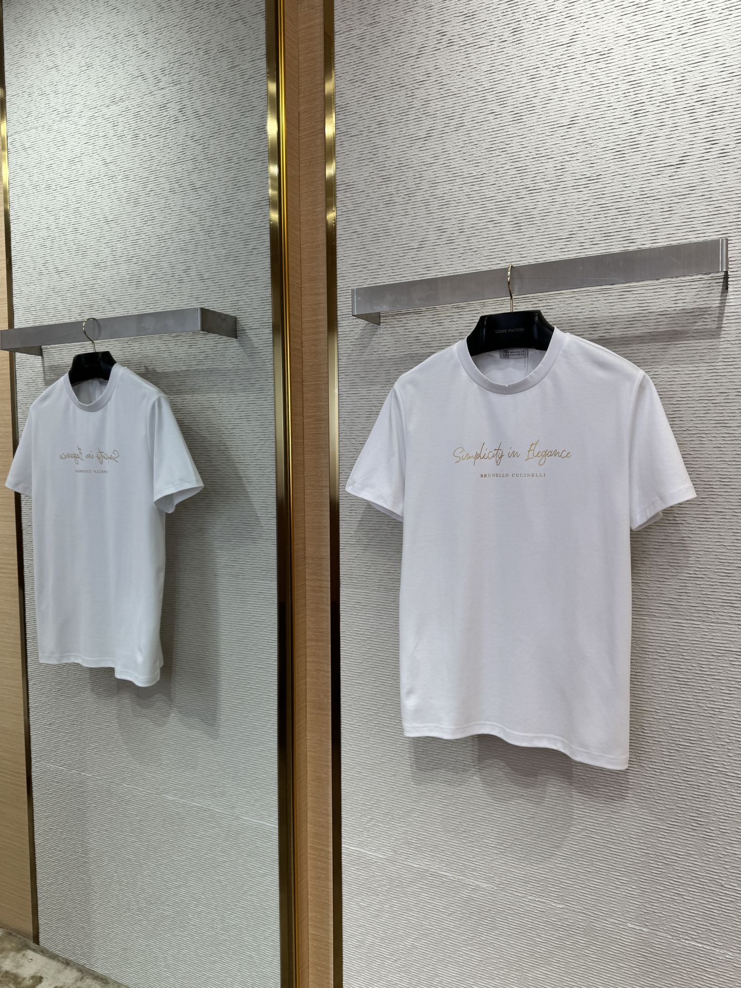 Brunello Cucinelli Weißes T-Shirt aus Baumwolle mit goldfarbenem Schriftzug