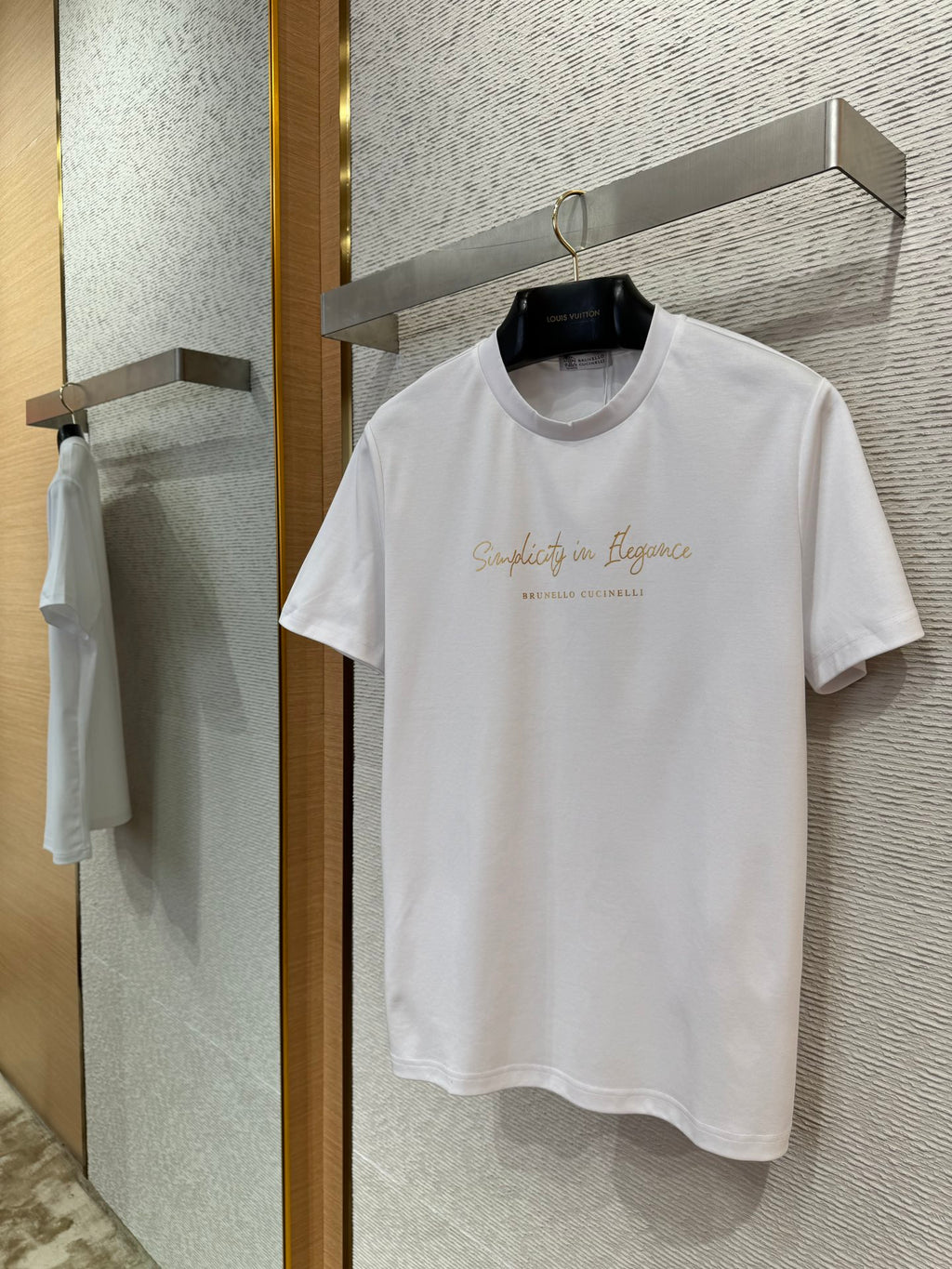 Brunello Cucinelli Weißes T-Shirt aus Baumwolle mit goldfarbenem Schriftzug