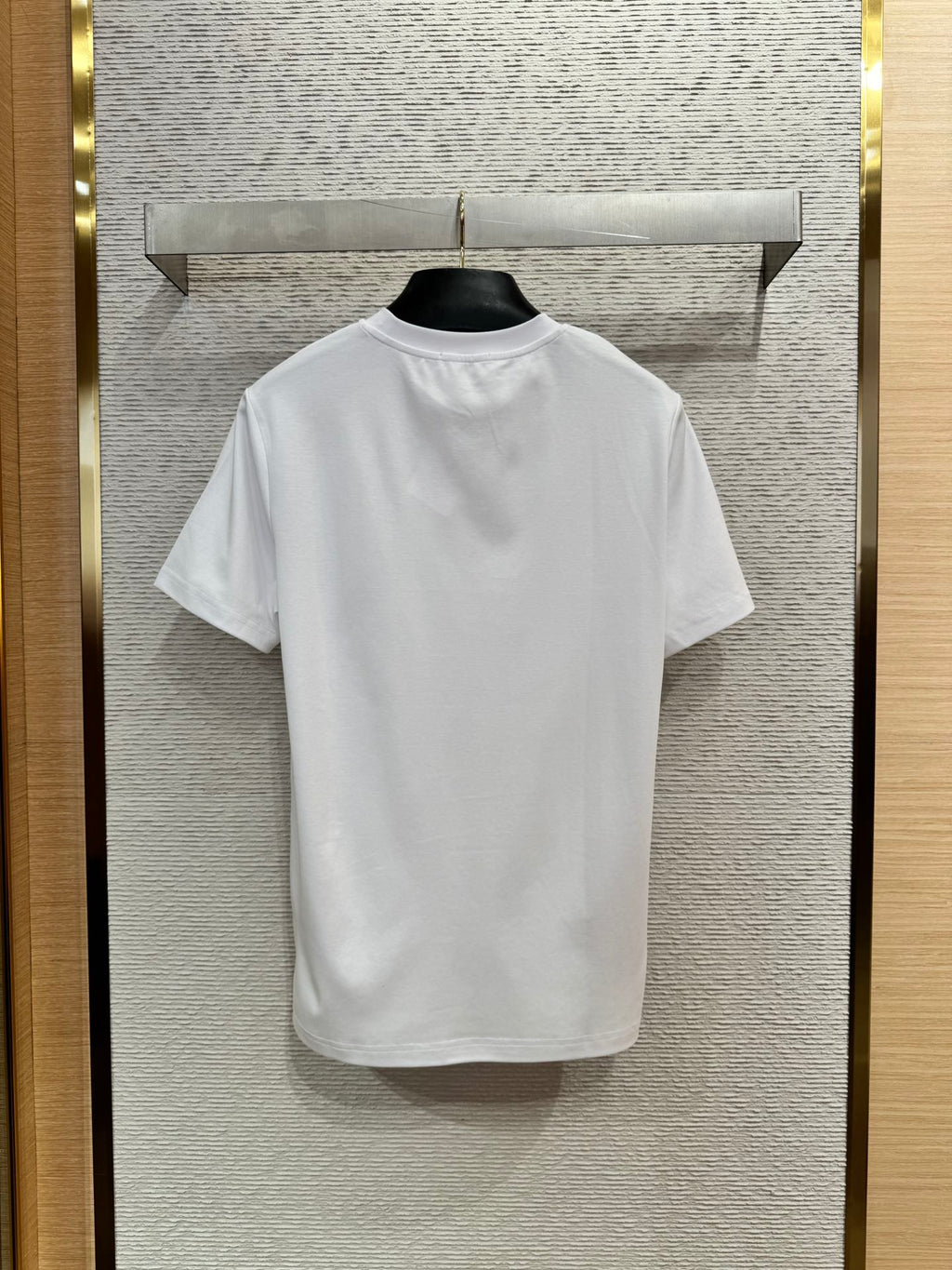 Brunello Cucinelli Weißes T-Shirt aus Baumwolle mit goldfarbenem Schriftzug