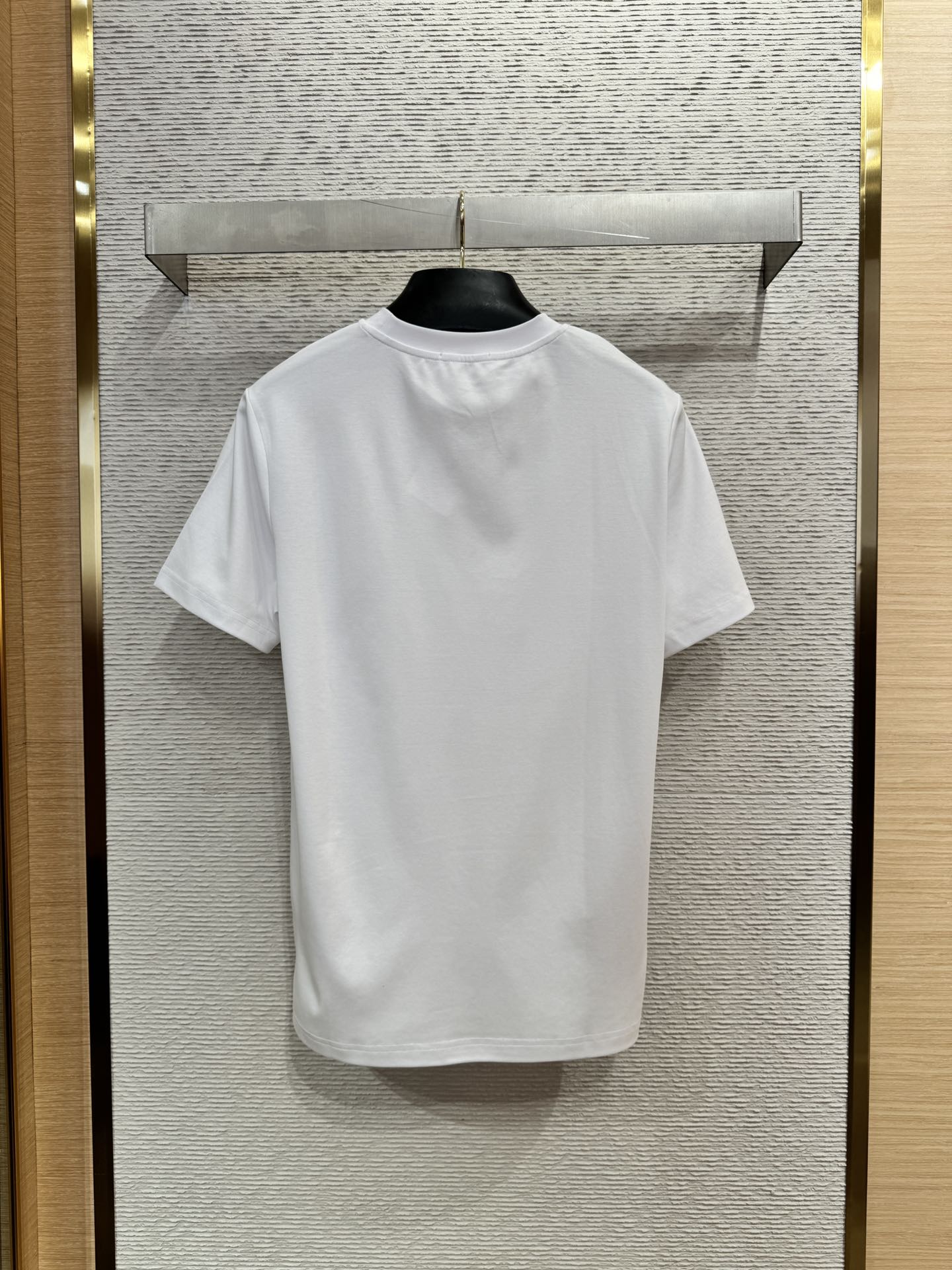 Brunello Cucinelli Weißes T-Shirt aus Baumwolle mit goldfarbenem Schriftzug