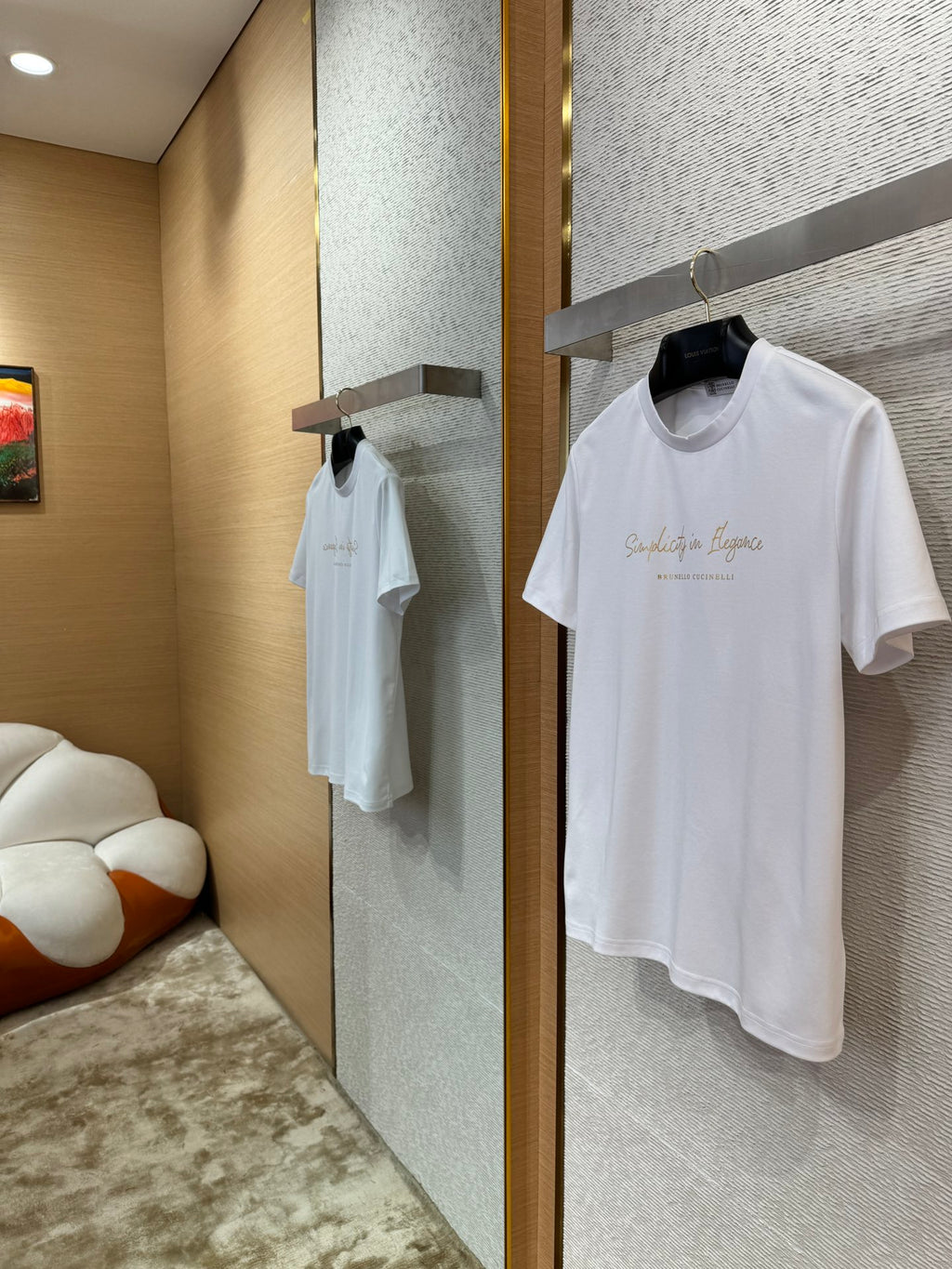 Brunello Cucinelli Weißes T-Shirt aus Baumwolle mit goldfarbenem Schriftzug