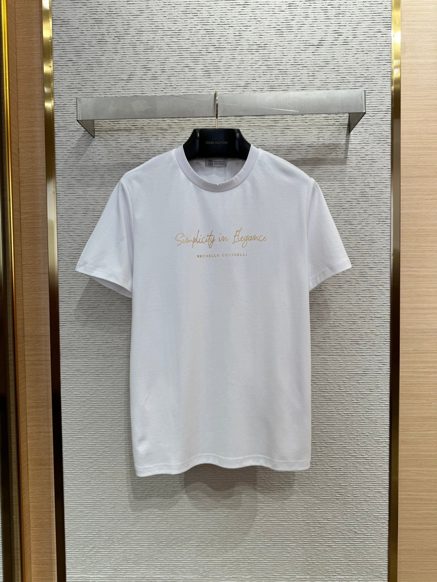 Brunello Cucinelli Weißes T-Shirt aus Baumwolle mit goldfarbenem Schriftzug