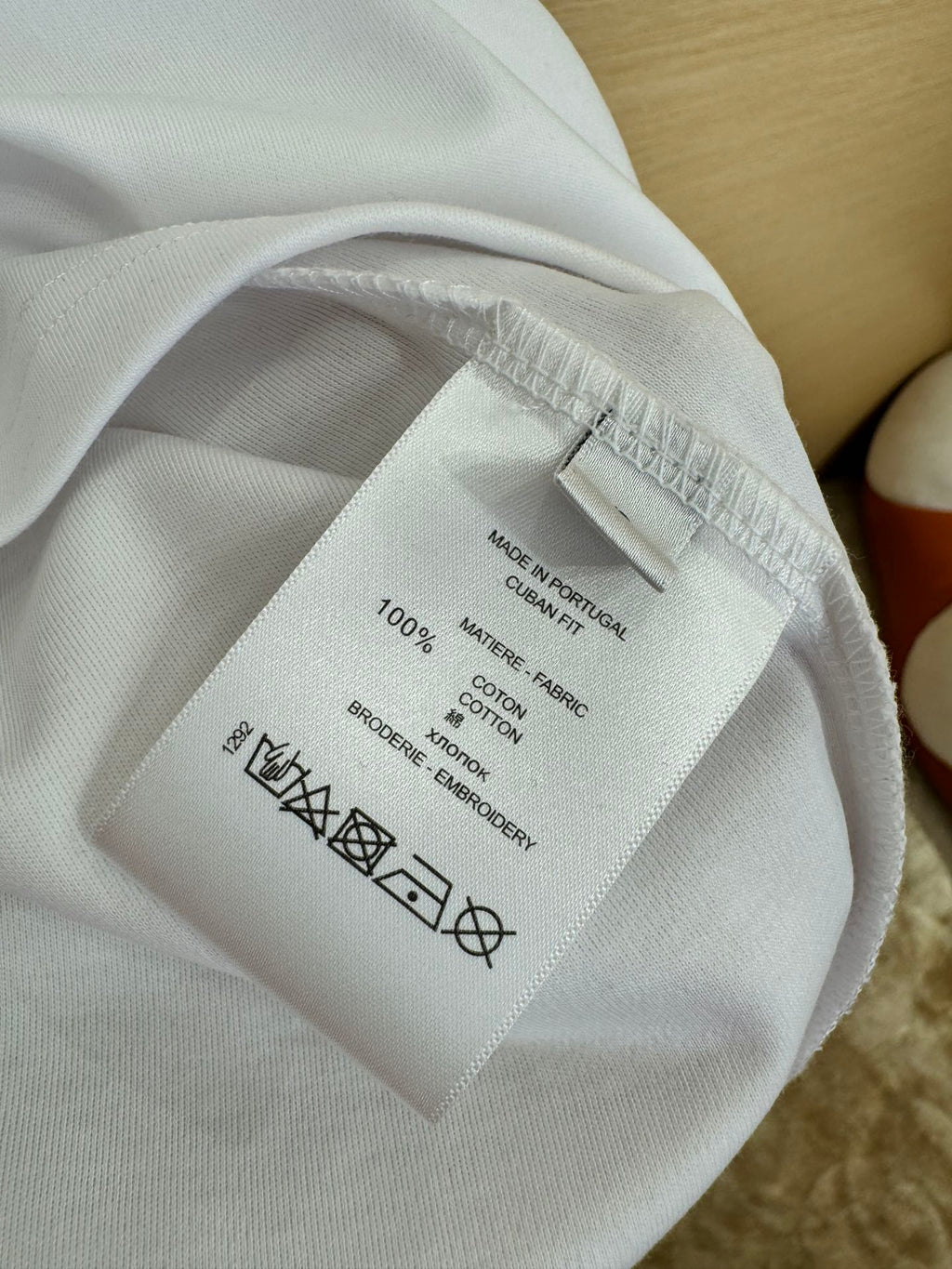 Brunello Cucinelli Weißes T-Shirt aus Baumwolle mit goldfarbenem Schriftzug