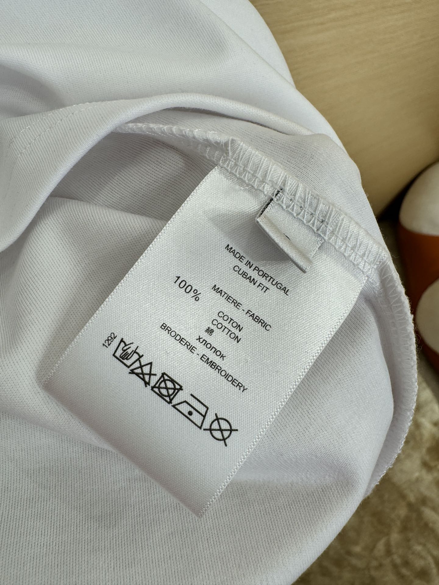 Brunello Cucinelli Weißes T-Shirt aus Baumwolle mit goldfarbenem Schriftzug