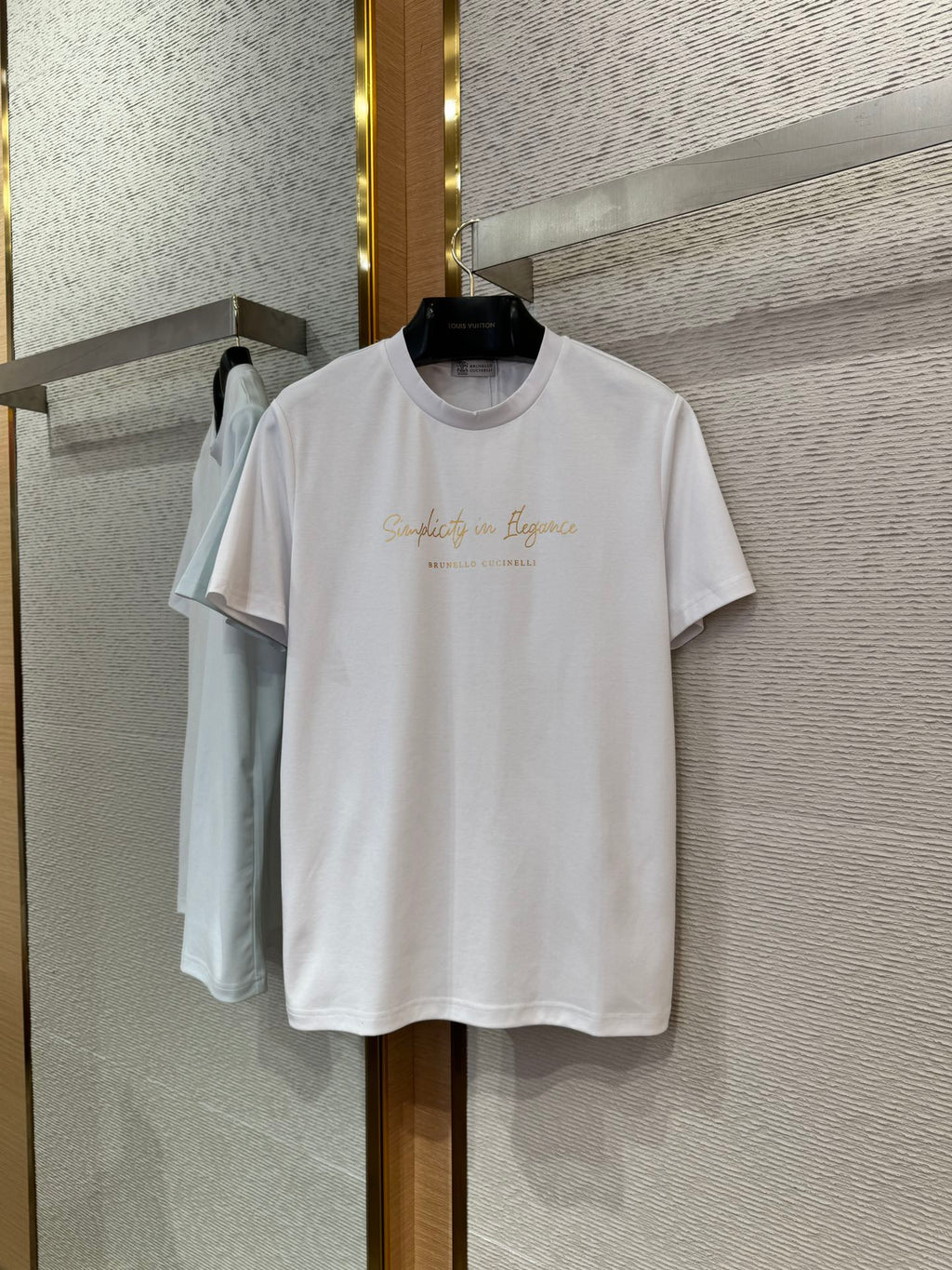 Brunello Cucinelli Weißes T-Shirt aus Baumwolle mit goldfarbenem Schriftzug