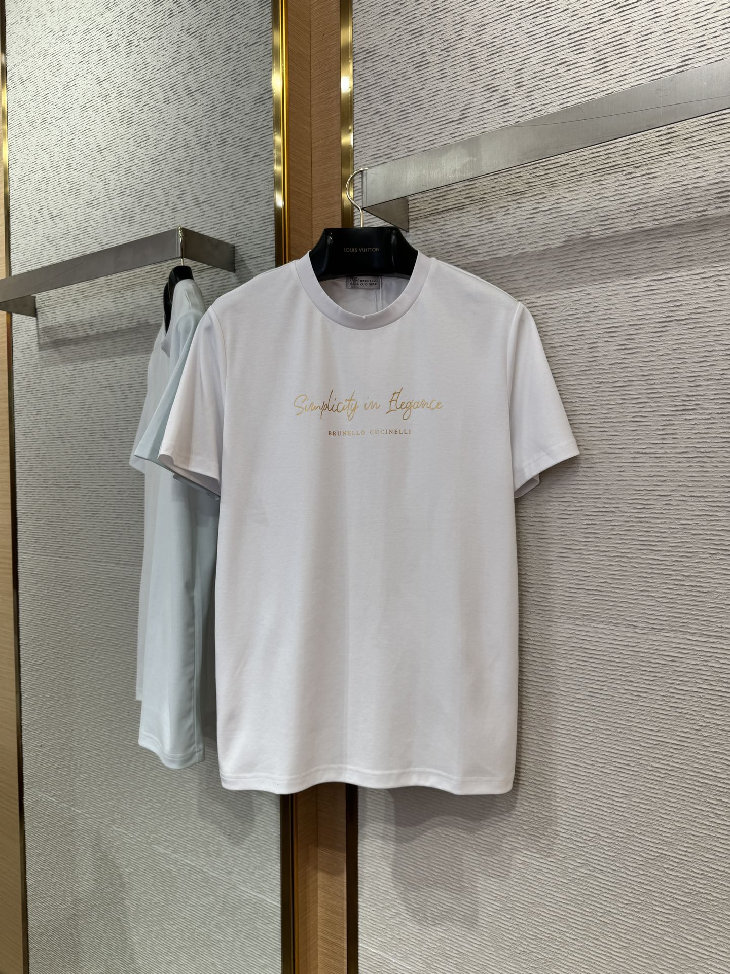 Brunello Cucinelli Weißes T-Shirt aus Baumwolle mit goldfarbenem Schriftzug