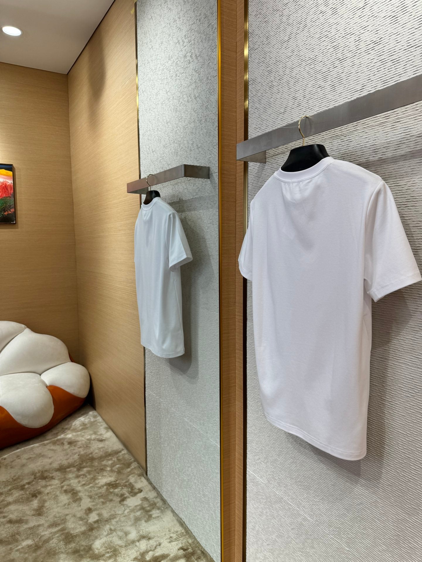 Brunello Cucinelli Weißes T-Shirt aus Baumwolle mit goldfarbenem Schriftzug