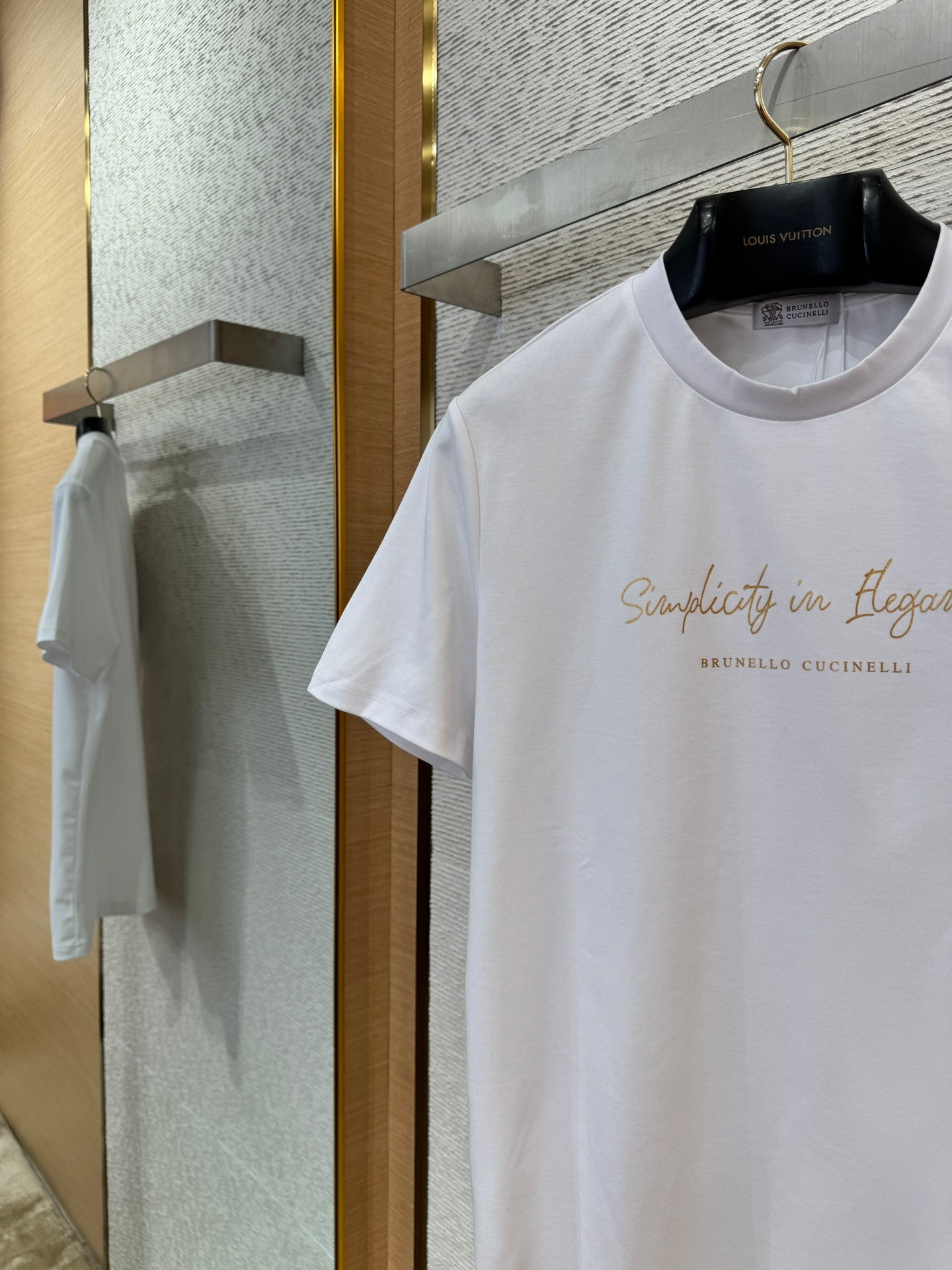 Brunello Cucinelli Weißes T-Shirt aus Baumwolle mit goldfarbenem Schriftzug