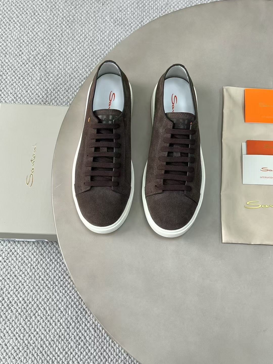 Santoni – Dunkelbraune Wildleder-Sneaker mit orangefarbener Profilsohle