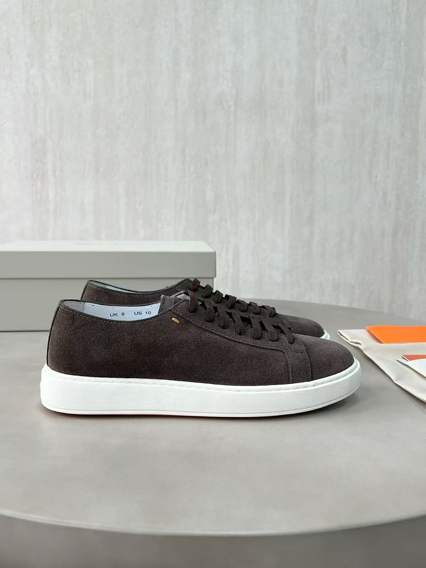 Santoni – Dunkelbraune Wildleder-Sneaker mit orangefarbener Profilsohle