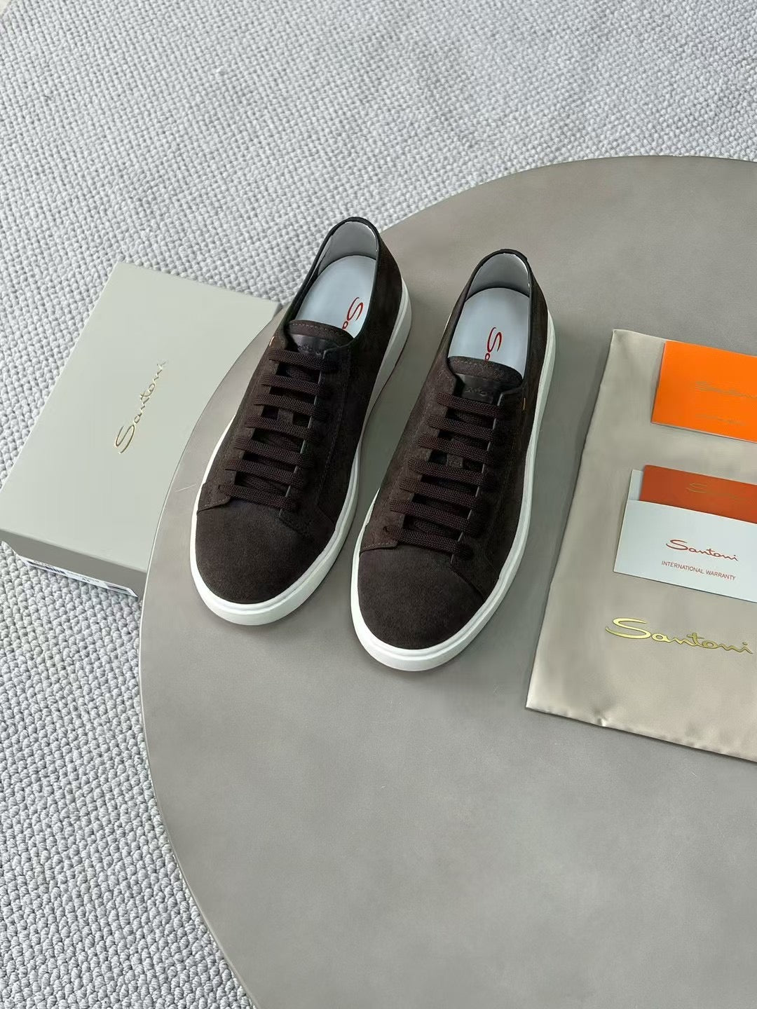 Santoni – Dunkelbraune Wildleder-Sneaker mit orangefarbener Profilsohle