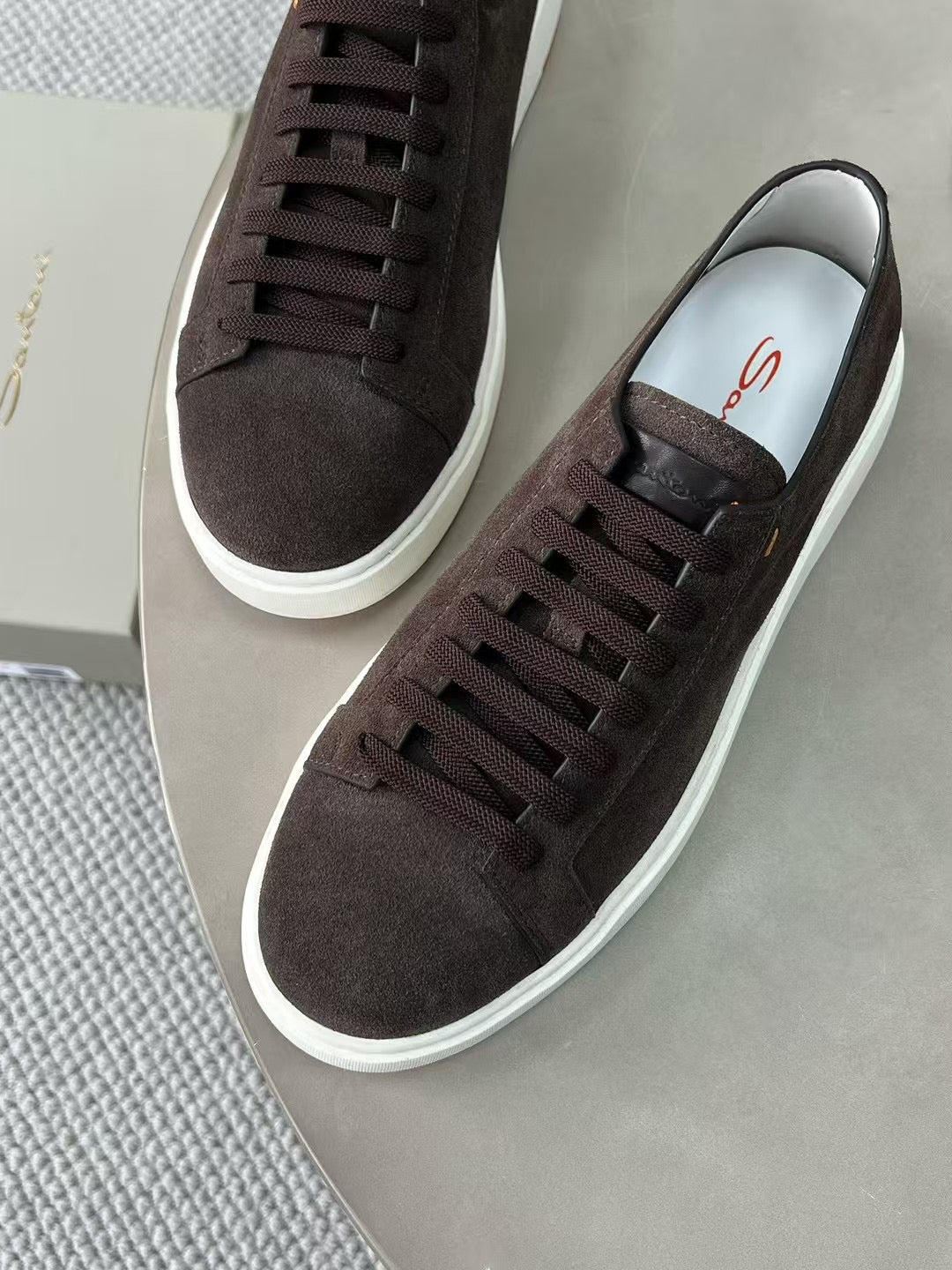 Santoni – Dunkelbraune Wildleder-Sneaker mit orangefarbener Profilsohle