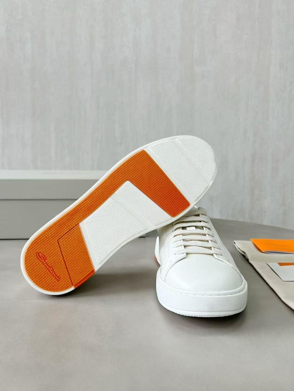 Santoni Sneaker Weiß aus Leder – Eleganter Designer Schnürschuh mit Komfortsohle