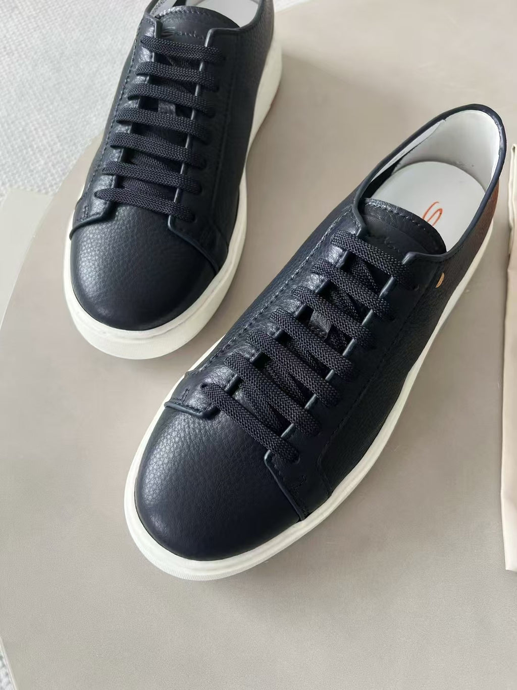 Santoni Leder Sneaker Schwarz – Premium Schnürschuh mit Weißer Sohle