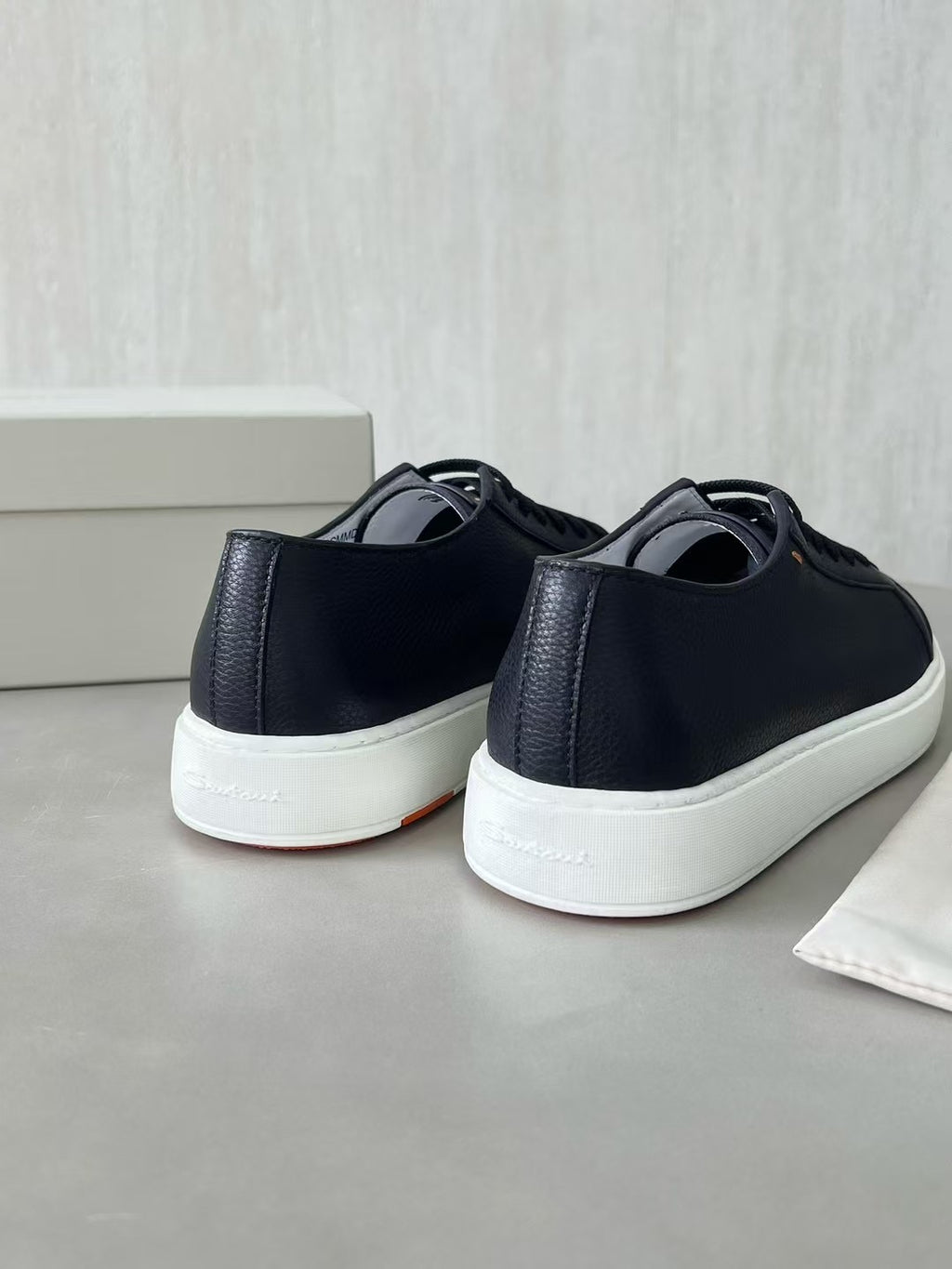 Santoni Leder Sneaker Schwarz – Premium Schnürschuh mit Weißer Sohle