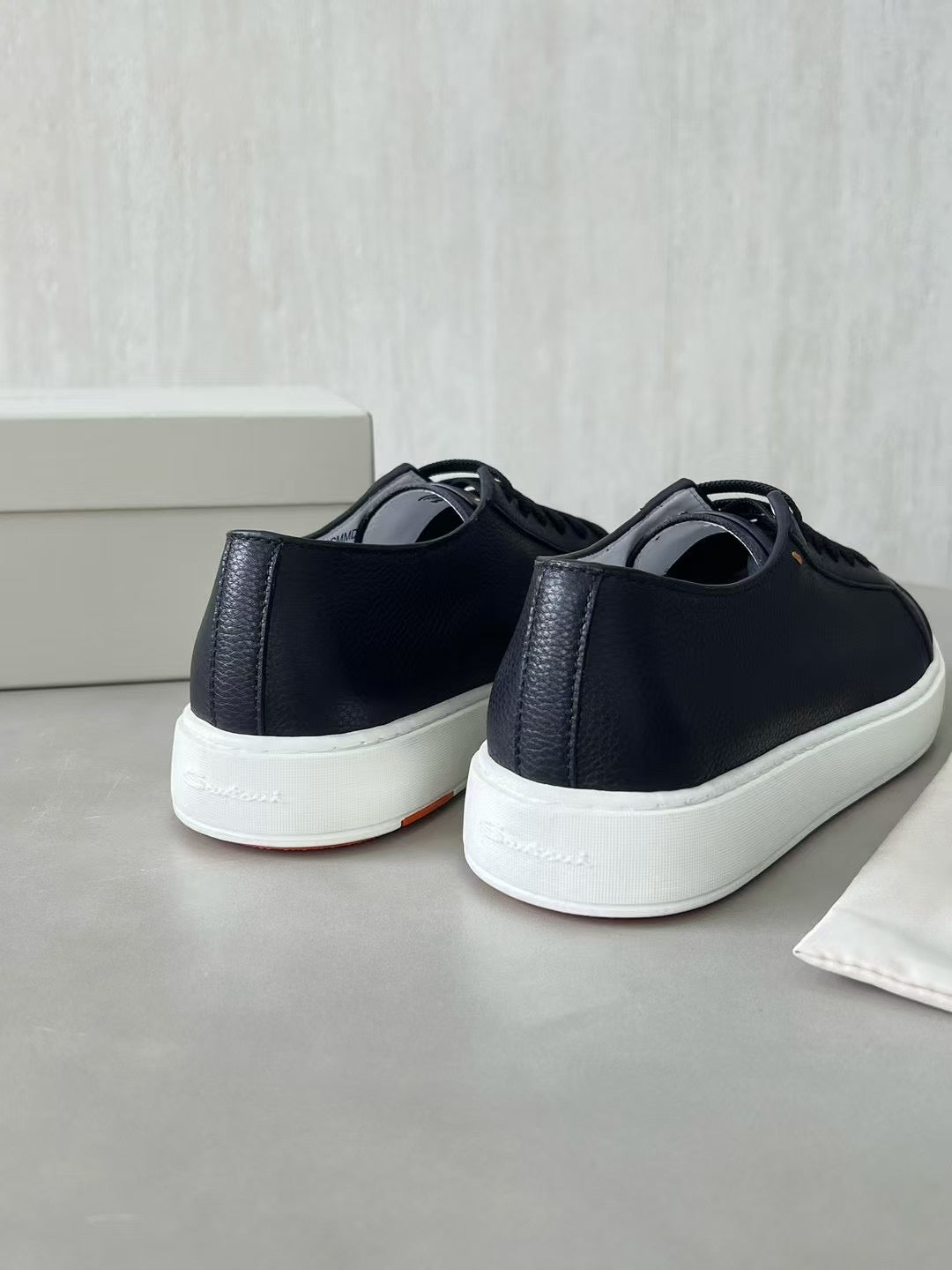 Santoni Leder Sneaker Schwarz – Premium Schnürschuh mit Weißer Sohle