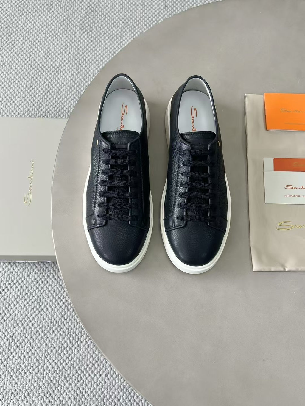 Santoni Leder Sneaker Schwarz – Premium Schnürschuh mit Weißer Sohle