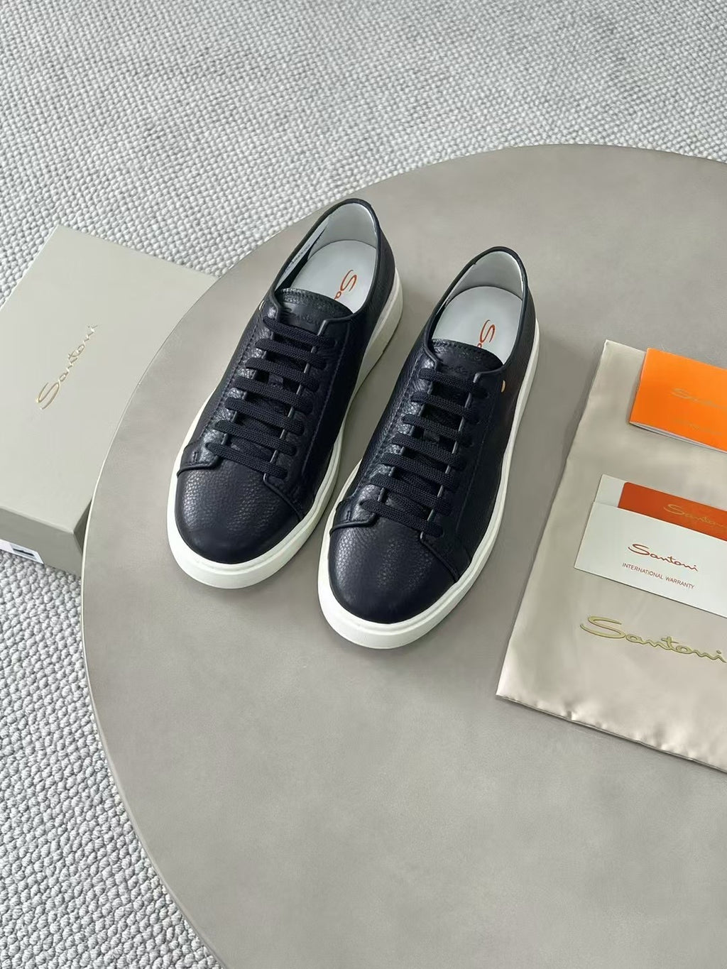 Santoni Leder Sneaker Schwarz – Premium Schnürschuh mit Weißer Sohle
