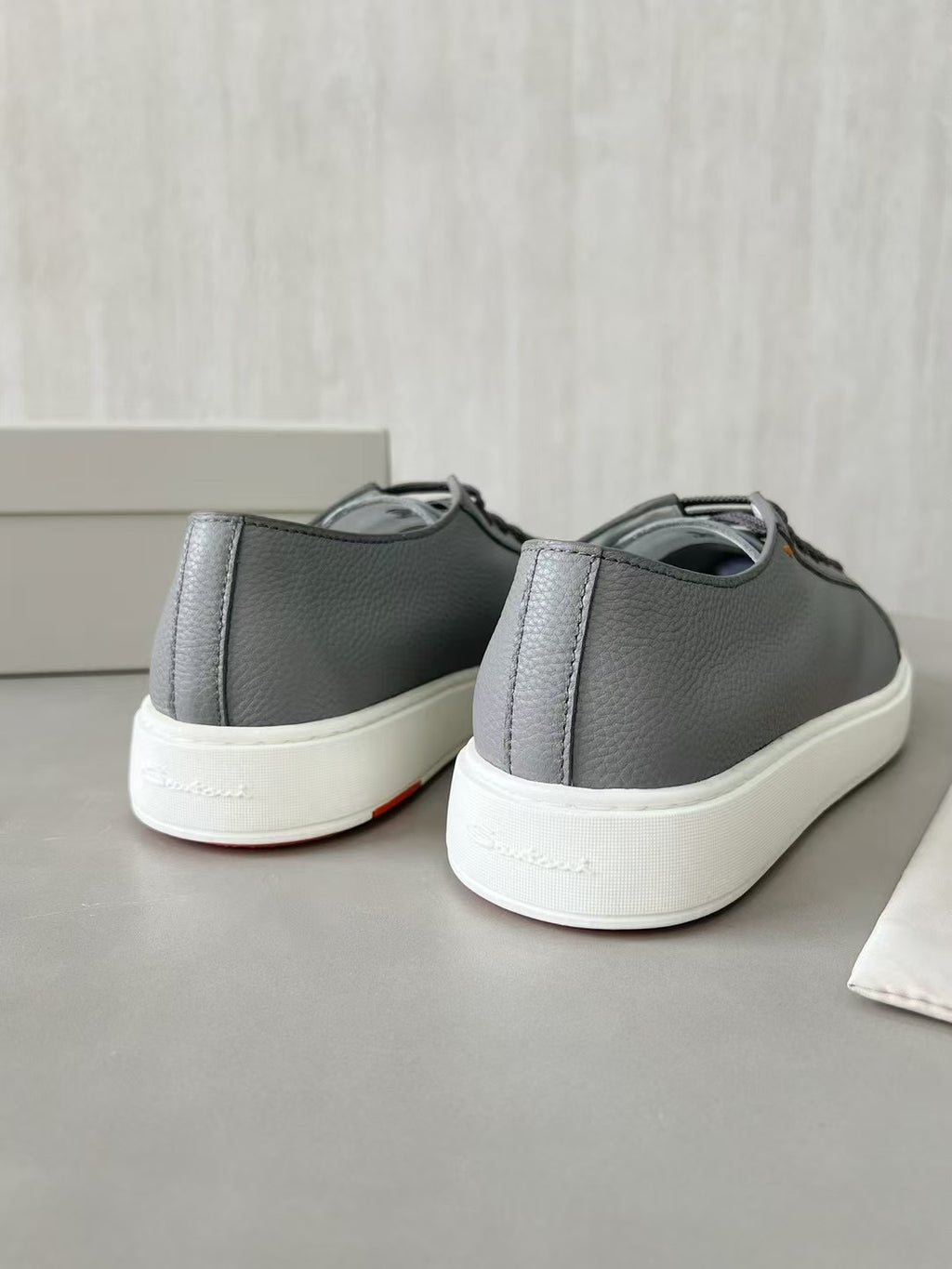 Santoni Leder Sneaker Grau – Moderne Designer Schnürschuhe mit Weisser Sohle