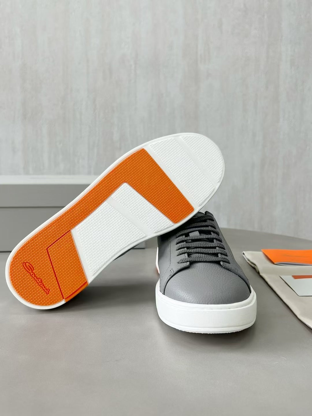 Santoni Leder Sneaker Grau – Moderne Designer Schnürschuhe mit Weisser Sohle