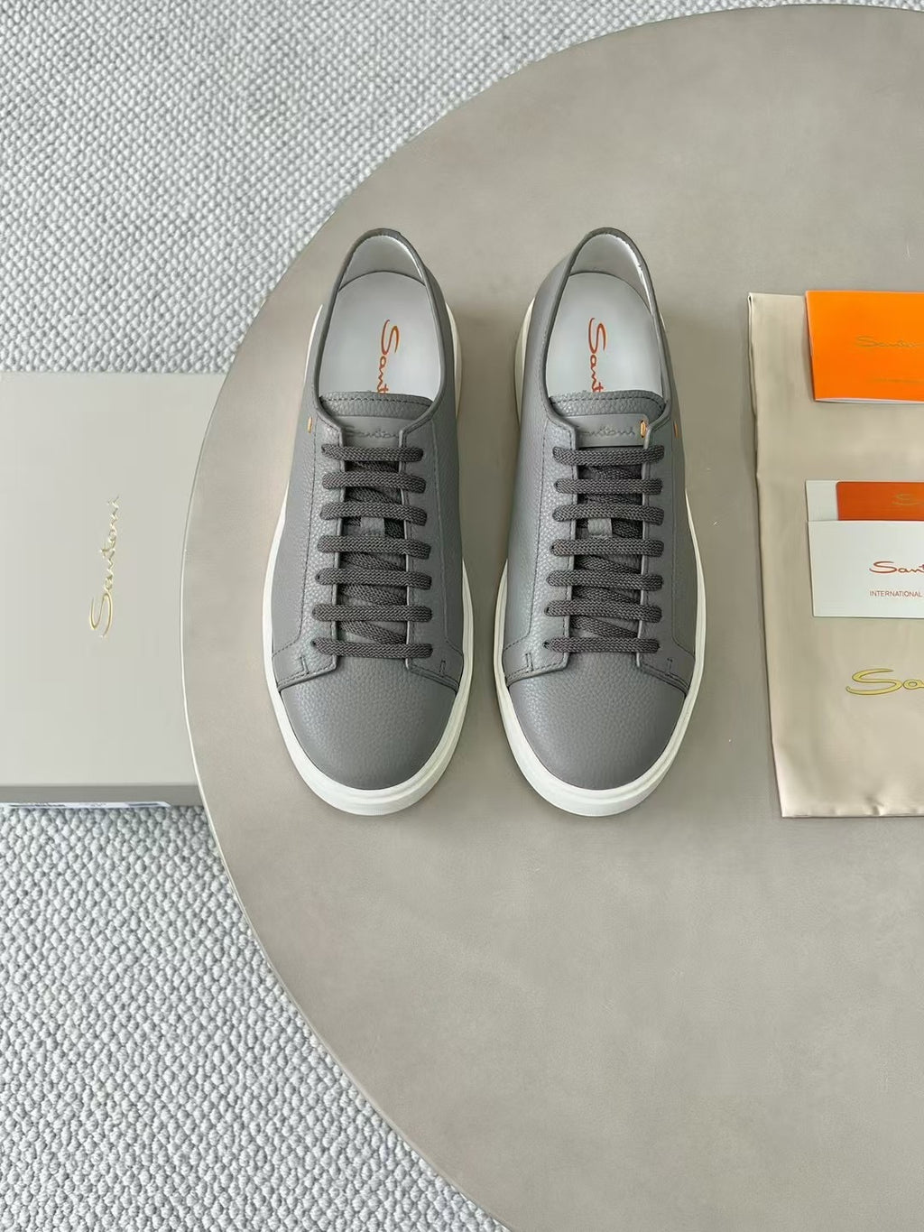 Santoni Leder Sneaker Grau – Moderne Designer Schnürschuhe mit Weisser Sohle