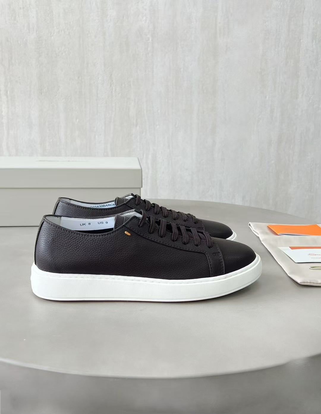 Santoni Leder Sneaker Braun – Elegante Designer Schnürschuhe mit Weisser Sohle