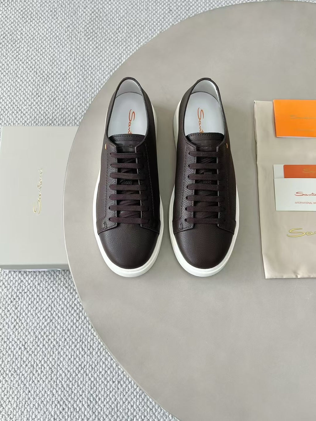 Santoni Leder Sneaker Braun – Elegante Designer Schnürschuhe mit Weisser Sohle