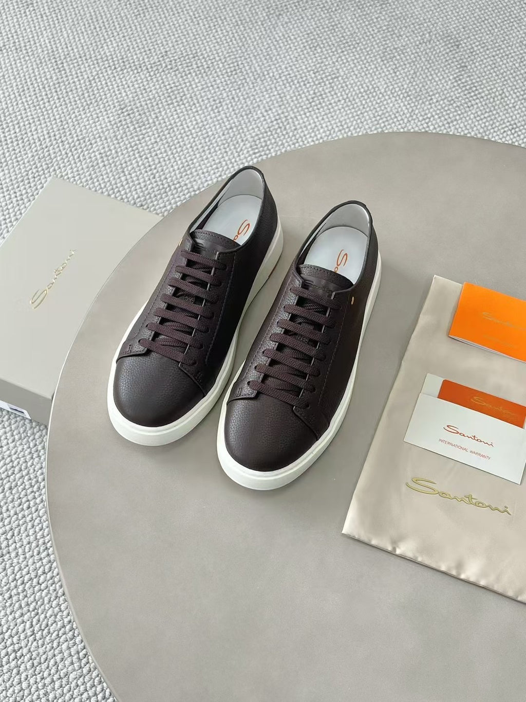 Santoni Leder Sneaker Braun – Elegante Designer Schnürschuhe mit Weisser Sohle