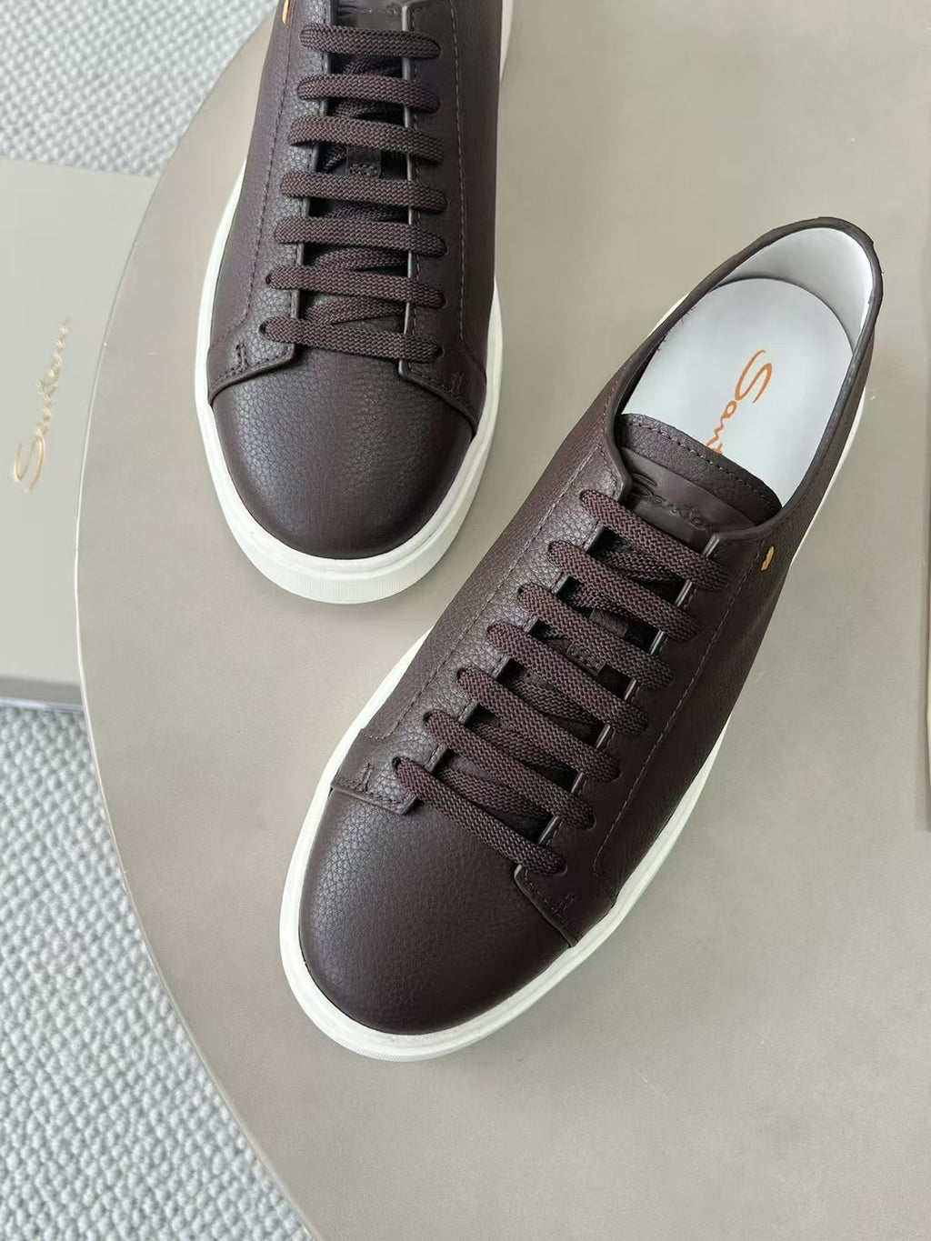 Santoni Leder Sneaker Braun – Elegante Designer Schnürschuhe mit Weisser Sohle