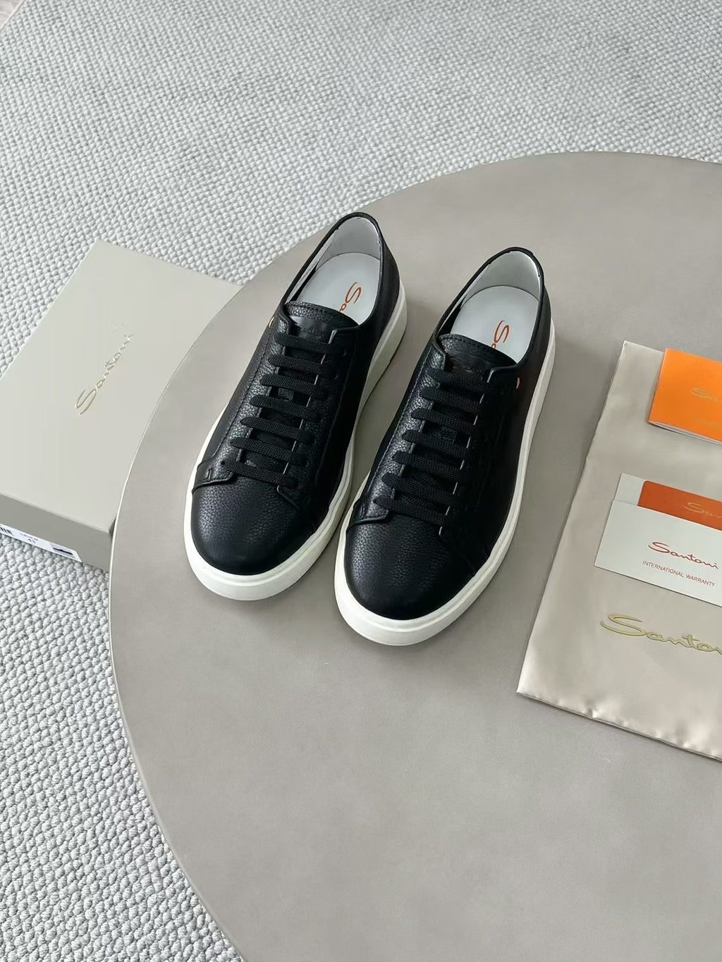 Santoni Leder Sneaker Schwarz – Elegante Designer Schnürschuhe mit Weißer Sohle