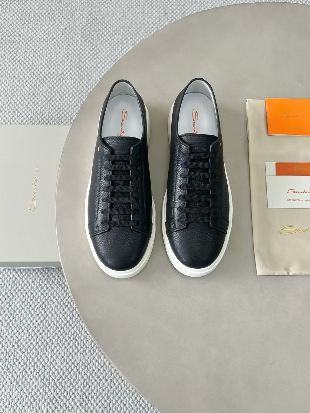 Santoni Leder Sneaker Schwarz – Elegante Designer Schnürschuhe mit Weißer Sohle