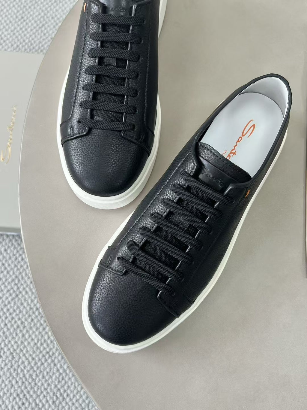 Santoni Leder Sneaker Schwarz – Elegante Designer Schnürschuhe mit Weißer Sohle