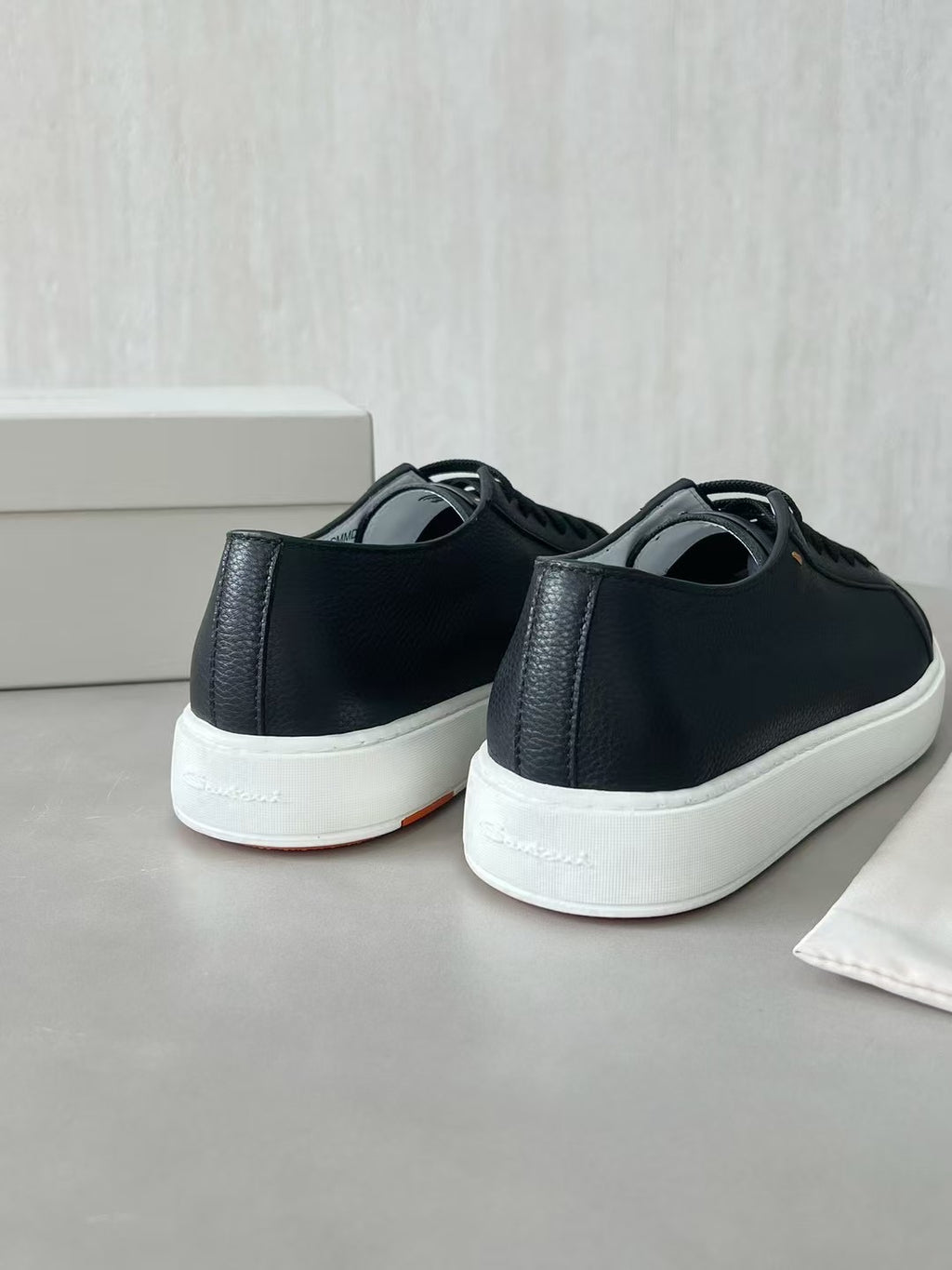 Santoni Leder Sneaker Schwarz – Elegante Designer Schnürschuhe mit Weißer Sohle