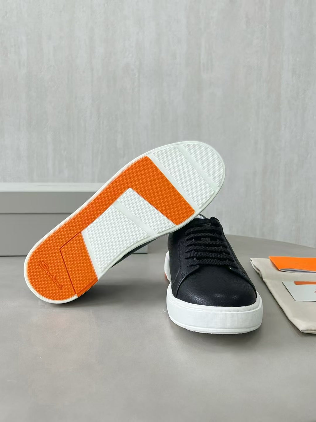 Santoni Leder Sneaker Schwarz – Elegante Designer Schnürschuhe mit Weißer Sohle