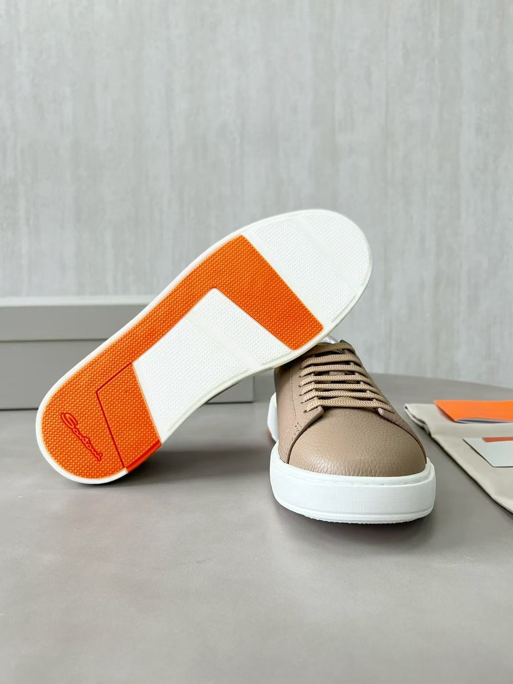 Santoni Leder Sneaker – Elegante Designer Schnürschuhe in Beige