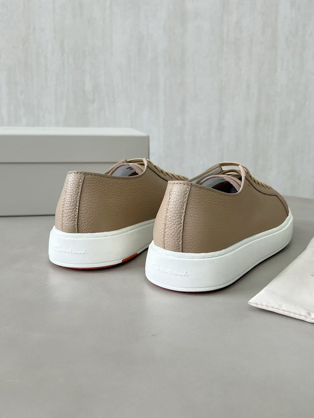 Santoni Leder Sneaker – Elegante Designer Schnürschuhe in Beige