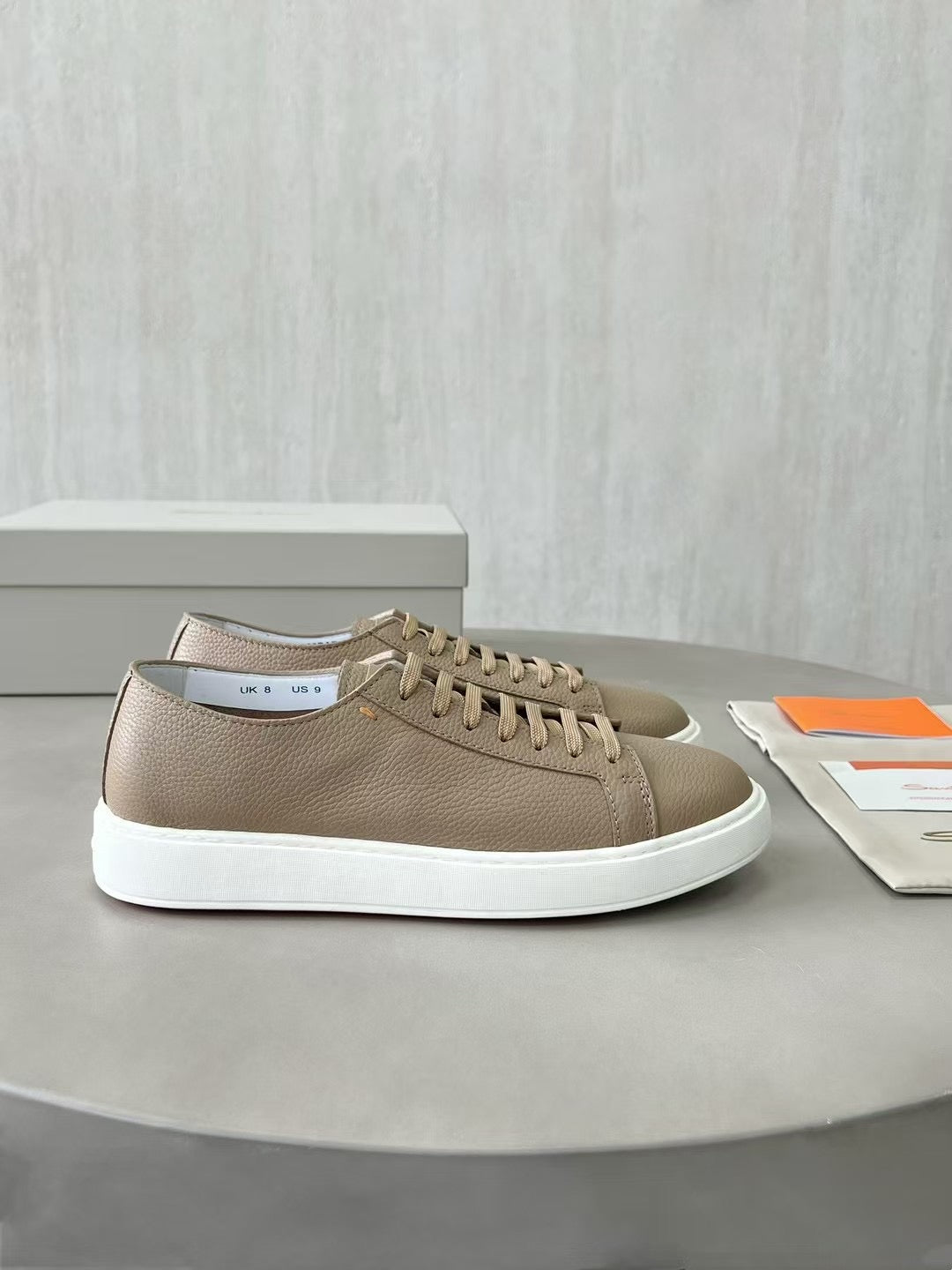 Santoni Leder Sneaker – Elegante Designer Schnürschuhe in Beige