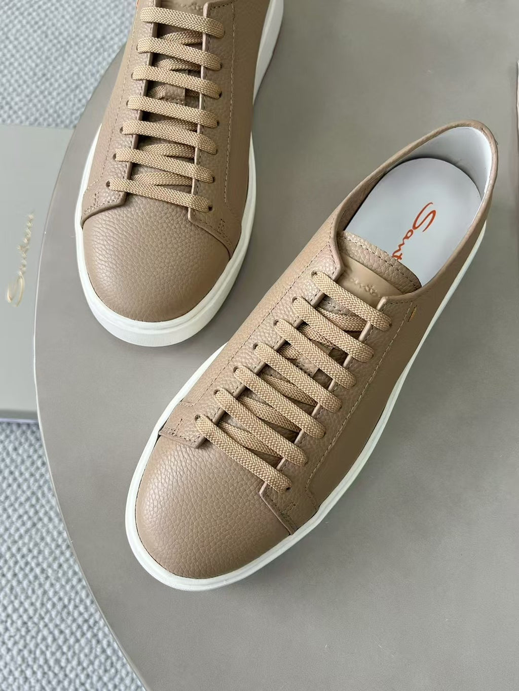 Santoni Leder Sneaker – Elegante Designer Schnürschuhe in Beige