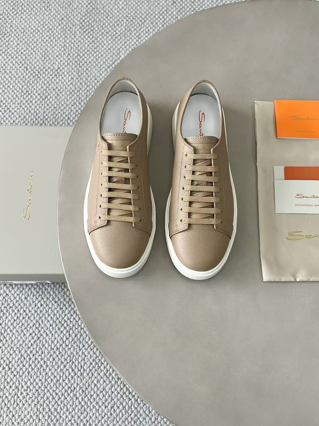 Santoni Leder Sneaker – Elegante Designer Schnürschuhe in Beige