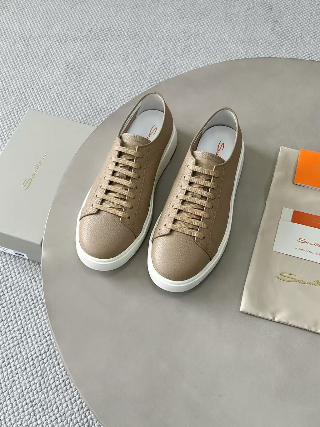 Santoni Leder Sneaker – Elegante Designer Schnürschuhe in Beige