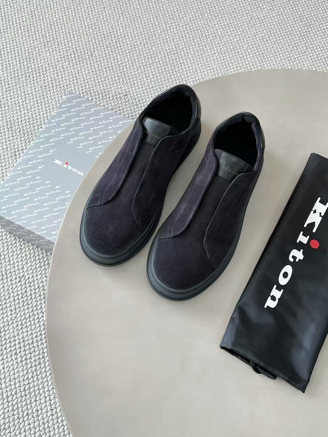 Kiton Veloursleder Slip-On Sneaker – Elegante Freizeitschuhe in Schwarz