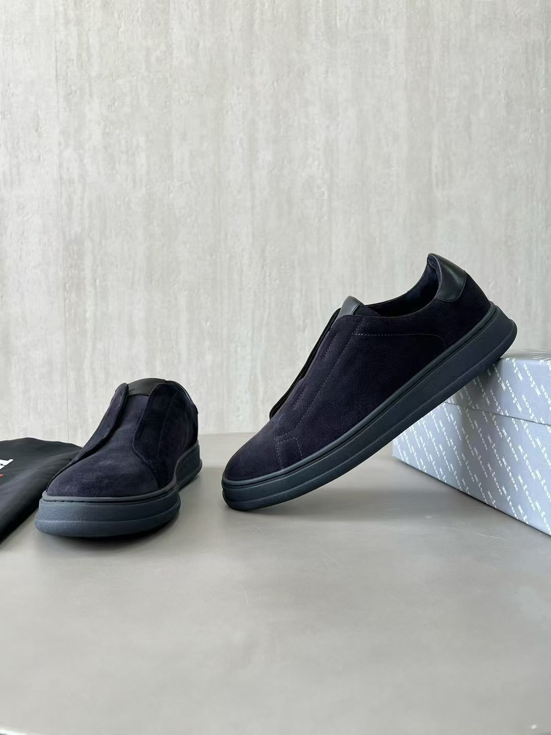 Kiton Veloursleder Slip-On Sneaker – Elegante Freizeitschuhe in Schwarz