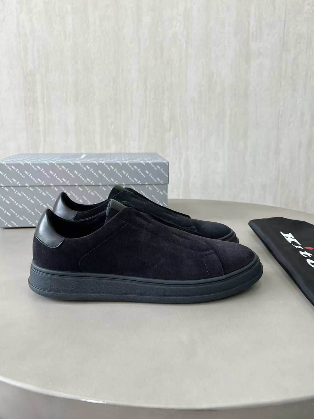 Kiton Veloursleder Slip-On Sneaker – Elegante Freizeitschuhe in Schwarz
